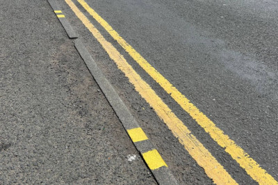 Motorists have been driving for years without knowing what vertical yellow kerb lines are