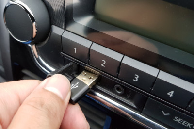 The Pros And Cons Of Using USB Thumb Drives For Your In-Car Music Library