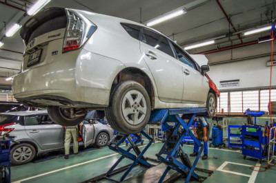 Here's What Happens When A Hybrid Car's High-Voltage Battery Runs Out Of Power