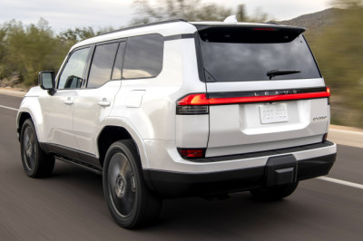Lexus Exec Basically Confirmed A GX 550h Hybrid, But It May Lose What Buyers Love Most