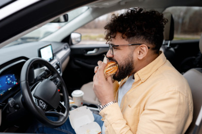 These Are The Worst Foods To Eat While Driving