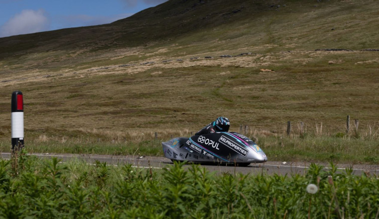 Isle of Man TT: Crowes sustain head injuries