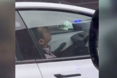 'Wake up!' - Man filmed nodding off behind wheel on busy motorway