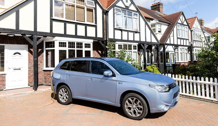 Driveway 'rule' EV motorists urged to follow by the AA when hot weather hits