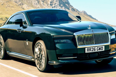 The New Rolls-Royce Spectre II Hides 8,108 Tiny Lights In Its Dashboard