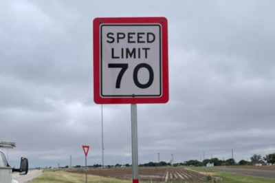 What That Red Border On Some Speed Limit Signs Actually Means