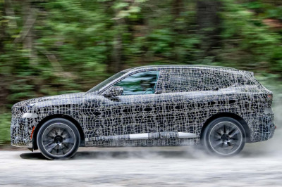 The New BMW X5 Hides The Door Handles In Plain Sight