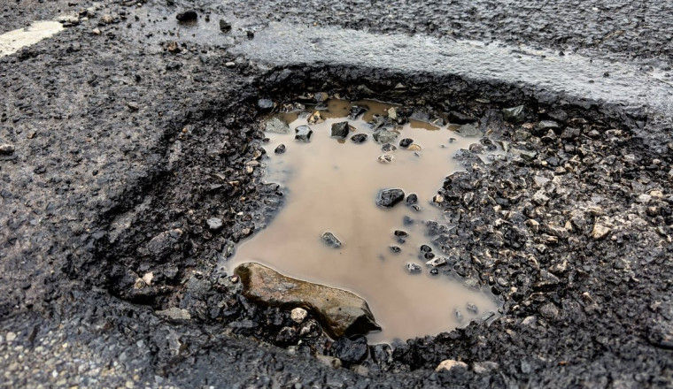 Rights and what you can claim if your car is damaged by a pothole